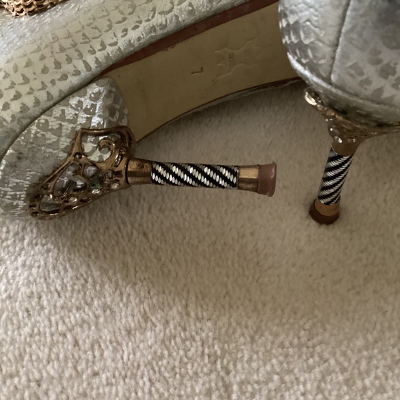 Elegant Snake-Embellished Heeled Boots - Picture 8 of 8